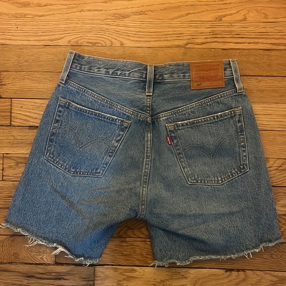 Size 26, Levi’s cutoff midi shorts, medium wash - Picture 2 of 2